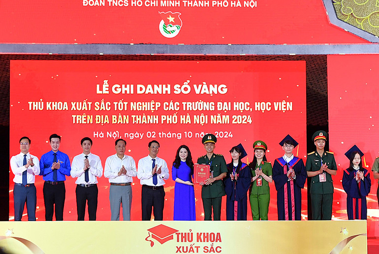 Đồng chí Chu Hồng Minh tiếp nhận sổ vàng ghi danh các thủ khoa xuất sắc năm 2024. Đồng chí Chu Hồng Minh tiếp nhận sổ vàng ghi danh các thủ khoa xuất sắc năm 2024.