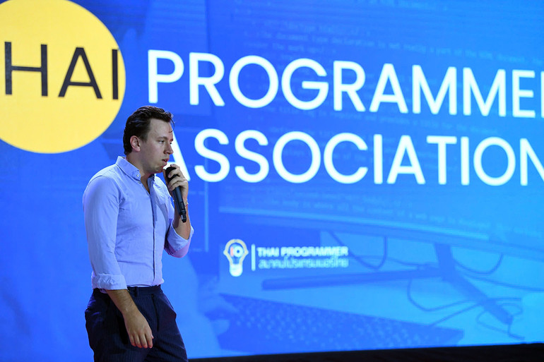 Đại diện các đội thi trình bày ý tưởng, giải pháp.