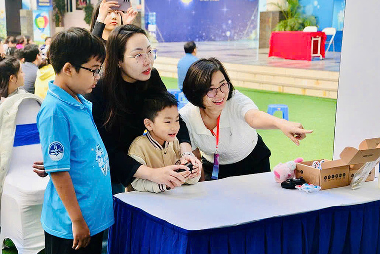 Không chỉ thiếu nhi mà cả các vị phụ huynh cũng hào hứng với Cuộc thi.