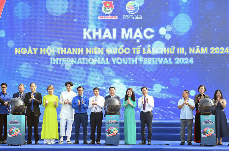 Bí thư Thành đoàn Hà Nội Chu Hồng Minh (thứ 5 từ phải sang) cùng đại diện các đơn vị liên quan thực hiện nghi lễ khai mạc Ngày hội.