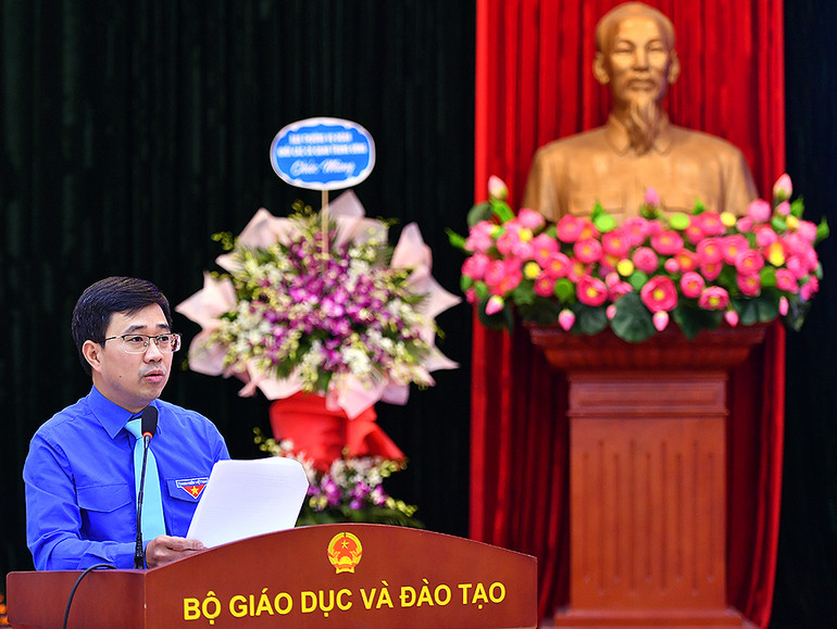 Đồng chí Bùi Hoàng Tùng phát biểu ý kiến tại chương trình.