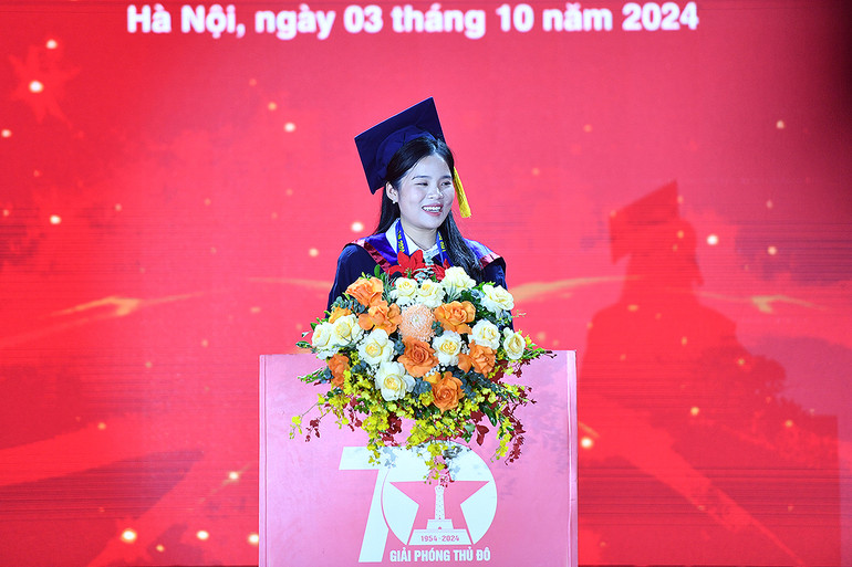 Sinh viên Vũ Thu Hằng thay mặt các thủ khoa được tuyên dương năm nay bày tỏ niềm vui, cảm xúc tại buổi lễ.
