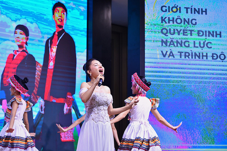 Ca sĩ Ngô Lan Hương xuất hiện tại buổi lễ với nhạc phẩm "Đi giữa trời rực rỡ".