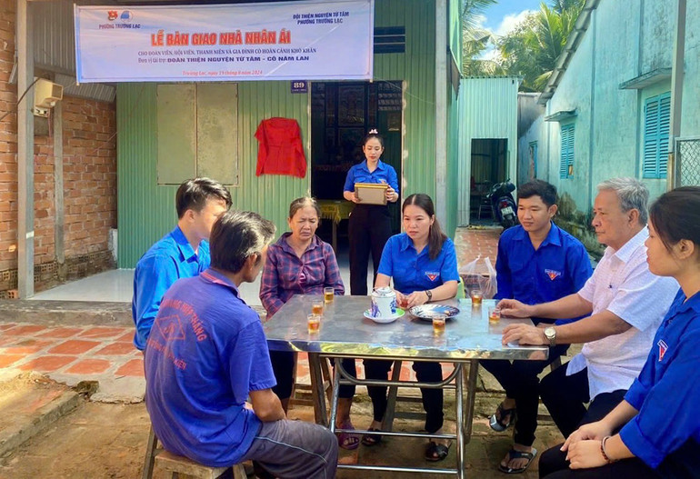 Lễ bàn giao một trong những ngôi "Nhà nhân ái chăm lo cho đồng bào tôn giáo".