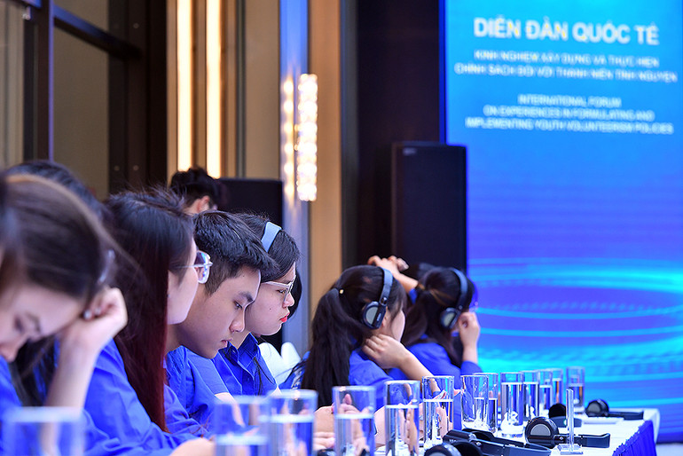 Đoàn viên, thanh niên tiêu biểu, xuất sắc trong hoạt động tình nguyện lắng nghe tham luận.