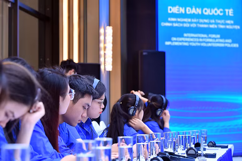 Đoàn viên, thanh niên tiêu biểu, xuất sắc trong hoạt động tình nguyện lắng nghe tham luận.