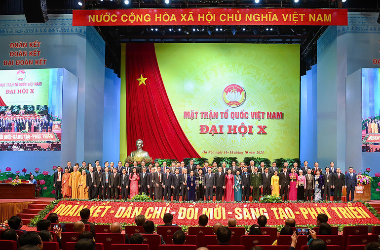 Đoàn Chủ tịch Ủy ban Trung ương Mặt trận Tổ quốc khóa X ra mắt Đại hội.