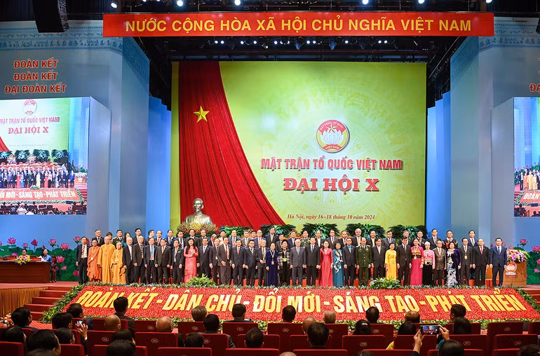 Đoàn Chủ tịch Ủy ban Trung ương Mặt trận Tổ quốc khóa X ra mắt Đại hội. Đoàn Chủ tịch Ủy ban Trung ương Mặt trận Tổ quốc khóa X ra mắt Đại hội.