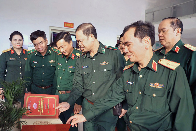 Lãnh đạo, chỉ huy các đơn vị trong toàn quân tham quan khu trưng bày tại Hội nghị.