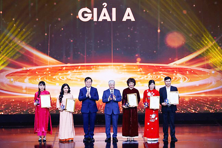 Đồng chí Nguyễn Trọng Nghĩa, Ủy viên Bộ Chính trị, Bí thư Trung ương Đảng, Trưởng Ban Tuyên giáo Trung ương và đồng chí Đỗ Văn Chiến trao giải A tặng các tác giả/nhóm tác giả.