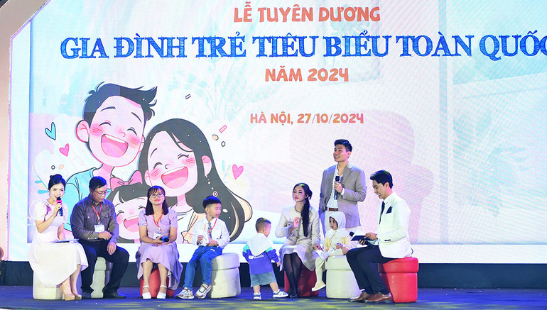 Đại diện các "Gia đình trẻ tiêu biểu" năm 2024 giao lưu, chia sẻ bí quyết gìn giữ hạnh phúc tại buổi lễ.