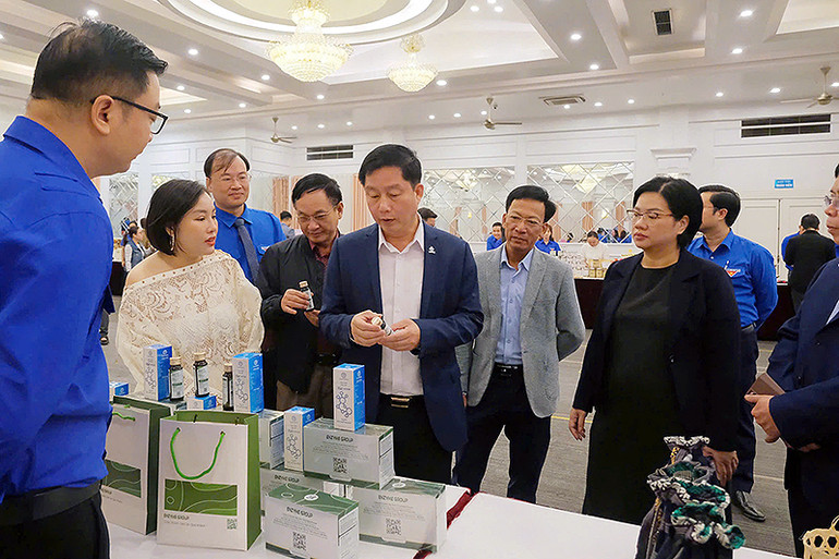 Đại diện Ban Tổ chức và các bộ, ban, ngành tham quan khu trưng bày dự án khởi nghiệp. Đại diện Ban Tổ chức và các bộ, ban, ngành tham quan khu trưng bày dự án khởi nghiệp.