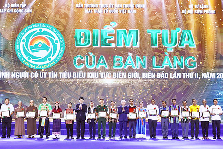 Lãnh đạo Đảng, Nhà nước trao Biểu trưng và Giấy chứng nhận của Chương trình “Điểm tựa của bản làng” cho các đại biểu người có uy tín tiêu biểu.