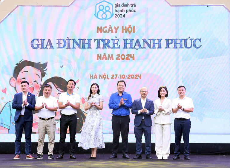 Đại diện Trung ương Hội Liên hiệp Thanh niên Việt Nam và các đơn vị liên quan thực hiện nghi thức khai mạc Ngày hội "Gia đình trẻ hạnh phúc".