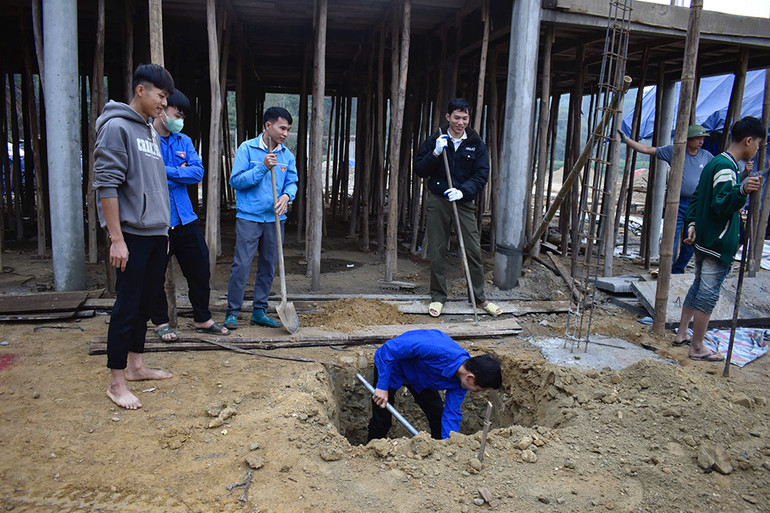 Đoàn viên, thanh niên tình nguyện lao động tại công trường dự án.