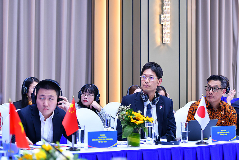 Đại diện các quốc gia tham gia Diễn đàn tại đầu cầu Hà Nội.