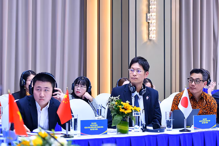 Đại diện các quốc gia tham gia Diễn đàn tại đầu cầu Hà Nội.