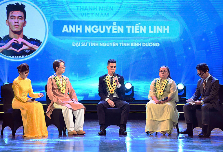 Chân sút Nguyễn Tiến Linh và các "Thanh niên sống đẹp" năm 2024 tại chương trình giao lưu trong khuôn khổ Gala.