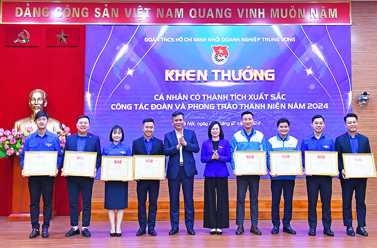 Các đồng chí đại diện Đảng ủy, Đoàn Khối Doanh nghiệp Trung ương trao Bằng khen tặng các cá nhân xuất sắc.