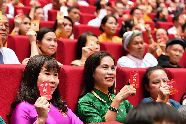 Đại biểu biểu quyết thông qua các nội dung làm việc.