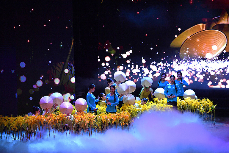 Một tiết mục văn nghệ vinh danh cây lúa tại chương trình.