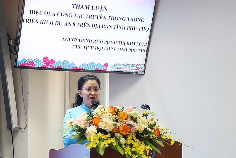 Chủ tịch Hội Liên hiệp Phụ nữ tỉnh Phú Thọ Phạm Thị Kim Loan trình bày tham luận.