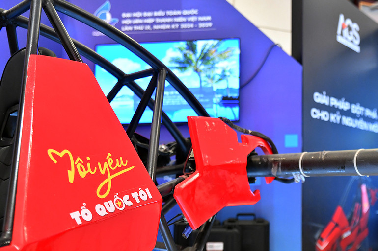 Dòng chữ "Tôi yêu Tổ quốc tôi" trên thân thiết bị Airlios.