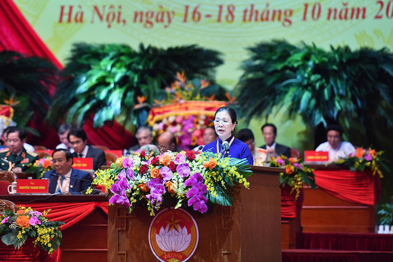 Phó Chủ tịch Ủy ban Trung ương Mặt trận Tổ quốc Việt Nam khóa IX Trương Thị Ngọc Ánh trình bày Tờ trình về số lượng, cơ cấu tham gia Ủy ban Trung ương Mặt trận Tổ quốc Việt Nam khóa X.