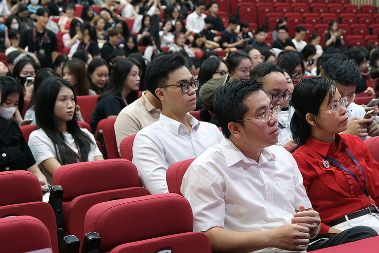 Đông đảo bạn trẻ tới tham gia tọa đàm. Đông đảo bạn trẻ tới tham gia tọa đàm.