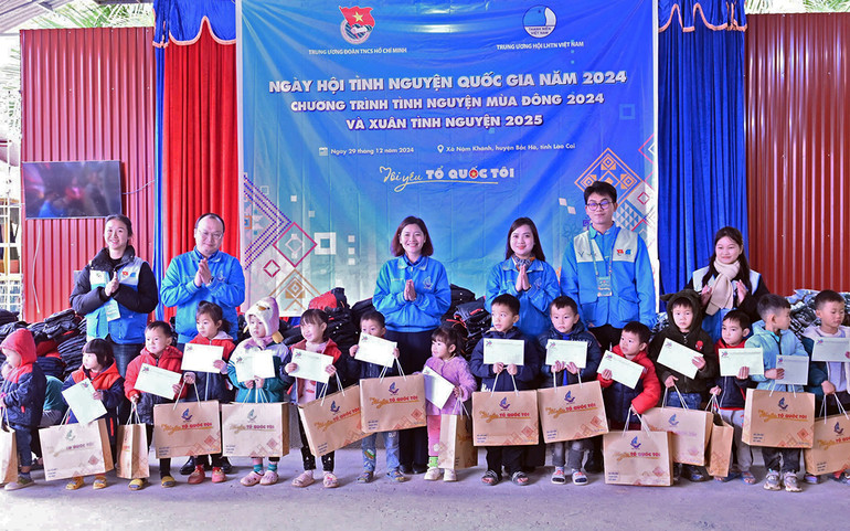 Giám đốc Trung tâm Tình nguyện quốc gia Đỗ Thị Kim Hoa và đại diện các đơn vị liên quan trao quà tặng thiếu nhi có hoàn cảnh khó khăn ở địa phương.