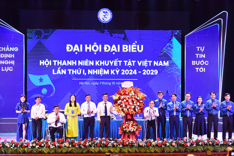 Ban Bí thư Trung ương Đoàn Thanh niên Cộng sản Hồ Chí Minh tặng hoa chúc mừng Đại hội.