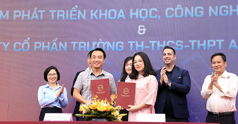 Giám đốc Trung tâm Phát triển Khoa học, Công nghệ và Tài năng trẻ Nguyễn Thiên Tú (bên trái, hàng đầu) ký kết hợp tác phát triển khoa học, công nghệ trong khu vực trường học với các đơn vị liên quan.