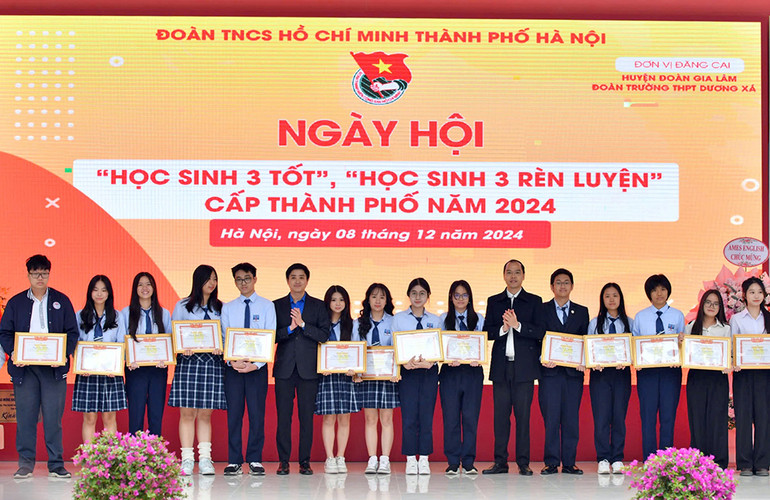 Đại diện Trung ương Đoàn, Thành đoàn Hà Nội trao danh hiệu "Học sinh 3 tốt", "Học sinh 3 rèn luyện" tặng các cá nhân tiêu biểu.