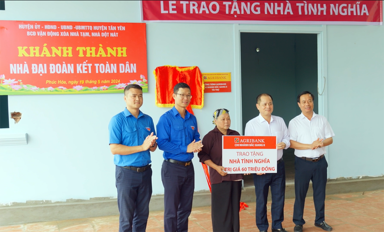 Đại diện Tỉnh đoàn Bắc Giang trao "Nhà tình nghĩa" tặng người dân hoàn cảnh khó khăn.
