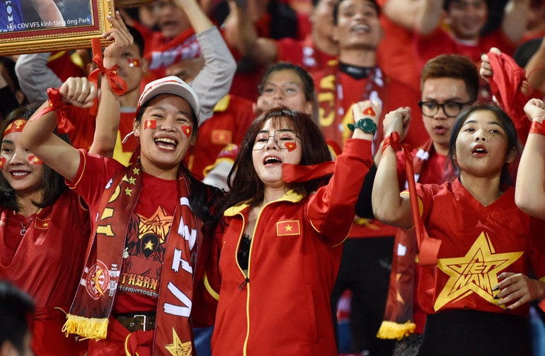 Niềm vui của người hâm mộ khi đội tuyển giành chiến thắng 2-0 trước Indonesia.