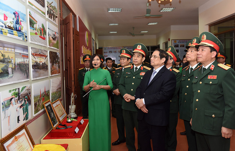 Thủ tướng Phạm Minh Chính nghe giới thiệu về những hiện vật của Bộ Tư lệnh Binh chủng Tăng Thiết giáp. Thủ tướng Phạm Minh Chính nghe giới thiệu về những hiện vật của Bộ Tư lệnh Binh chủng Tăng Thiết giáp.