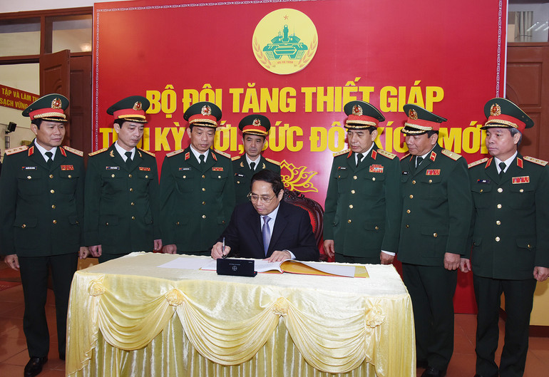Thủ tướng Phạm Minh Chính ghi Sổ vàng truyền thống của binh chủng. Thủ tướng Phạm Minh Chính ghi Sổ vàng truyền thống của binh chủng.