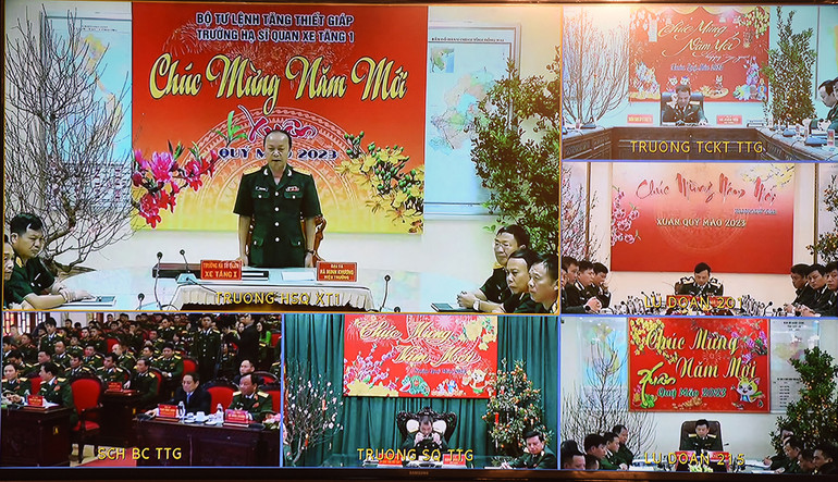 Đại diện Trường Hạ sĩ quan Xe tăng 1 báo cáo Thủ tướng về tình hình hoạt động của đơn vị qua cầu truyền hình. Đại diện Trường Hạ sĩ quan Xe tăng 1 báo cáo Thủ tướng về tình hình hoạt động của đơn vị qua cầu truyền hình.