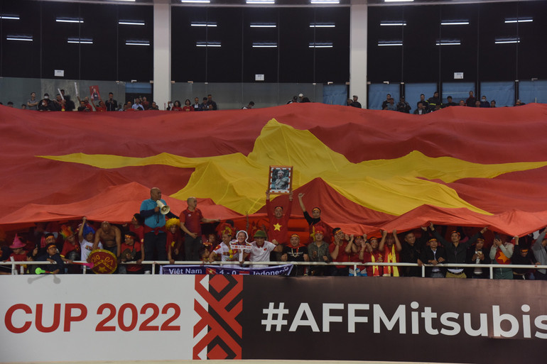 Quốc kỳ Việt Nam luôn được các cổ động viên mang theo.