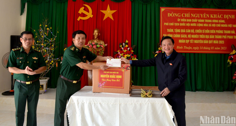 Đồng chí Nguyễn Khắc Định, Phó Chủ tịch Quốc hội trao quà Tết cho cán bộ, chiến sĩ Đồn biên phòng Thanh Hải, thuộc Bộ Chỉ huy Bộ đội Biên phòng Bình Thuận.