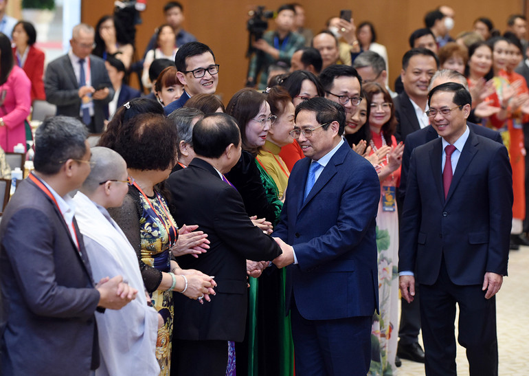 Thủ tướng Phạm Minh Chính với kiều bào tiêu biểu dự chương trình Xuân Quê hương 2023.