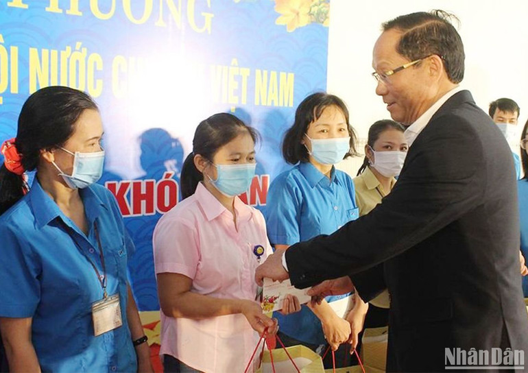 Phó Chủ tịch Quốc hội Trần Quang Phương thăm tặng quà Tết công nhân tại khu công nghiệp Quán Ngang, Gio Linh.