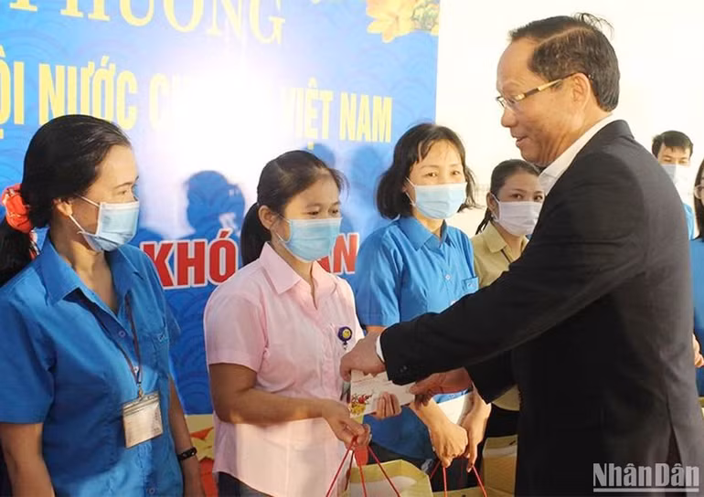 Phó Chủ tịch Quốc hội Trần Quang Phương thăm tặng quà Tết công nhân tại khu công nghiệp Quán Ngang, Gio Linh.