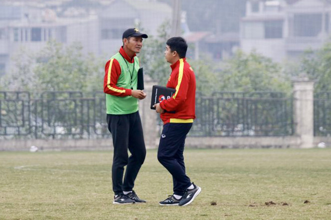 Huấn luyện viên trưởng Akira Ijiri trao đổi cùng ban huấn luyện. (Ảnh: VFF) Huấn luyện viên trưởng Akira Ijiri trao đổi cùng ban huấn luyện. (Ảnh: VFF)