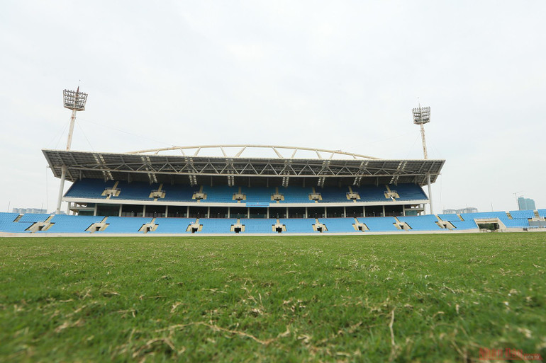 Mặt cỏ sân Mỹ Đình trong thời điểm sân được cải tạo. (Ảnh: HÀ NAM)