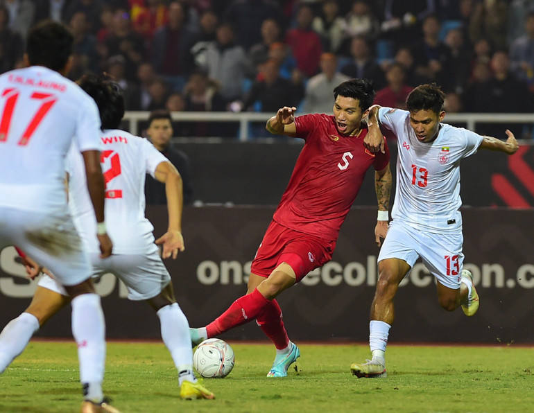 Văn Hậu tiếp tục là chốt chặn đáng tin cậy.