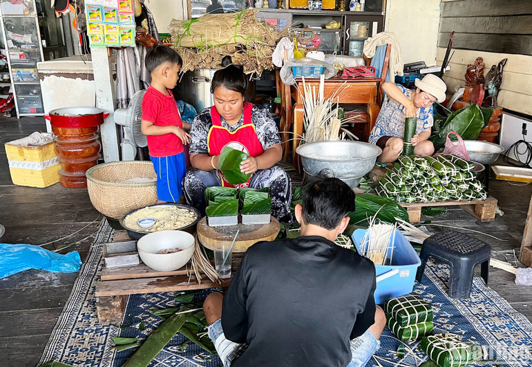 Cơ sở sản xuất của chị Thúy vận hành theo mô hình gia đình. (Ảnh: TRỊNH DŨNG)