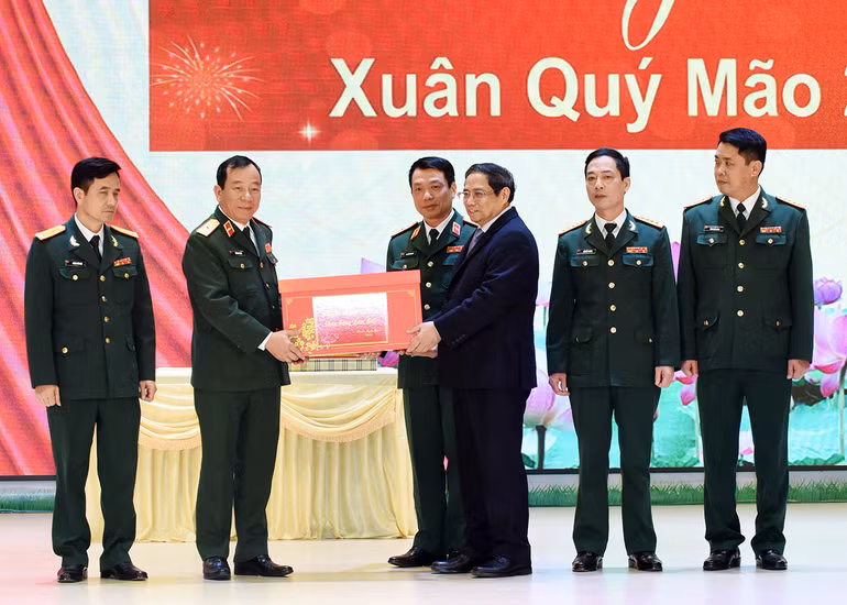 Thủ tướng Phạm Minh Chính chúc Tết cán bộ, chiến sĩ Bộ Tư lệnh Binh chủng Tăng Thiết giáp. Thủ tướng Phạm Minh Chính chúc Tết cán bộ, chiến sĩ Bộ Tư lệnh Binh chủng Tăng Thiết giáp.