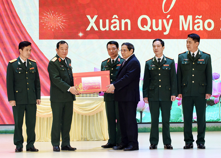 Thủ tướng Phạm Minh Chính chúc Tết cán bộ, chiến sĩ Bộ Tư lệnh Binh chủng Tăng Thiết giáp. Thủ tướng Phạm Minh Chính chúc Tết cán bộ, chiến sĩ Bộ Tư lệnh Binh chủng Tăng Thiết giáp.