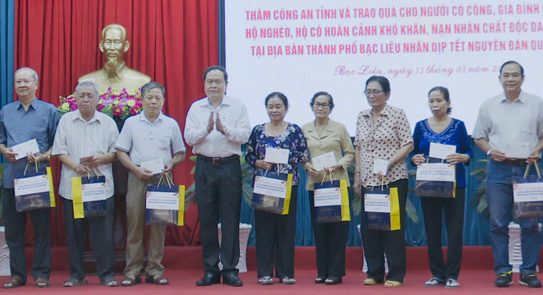 Đồng chí Trần Thanh Mẫn tặng quà Tết các gia đình khó khăn tại Bạc Liêu.